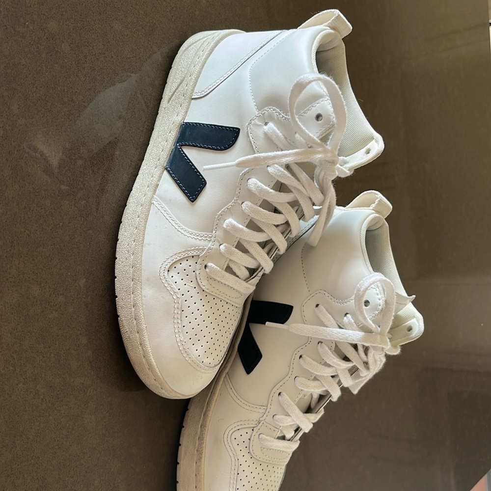Semi new veja sneaker high top. I have used only 3 times